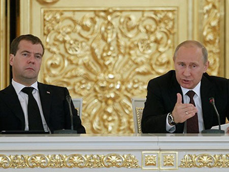 Thủ tướng Dmitry Medvedev và Tổng thống Putin (phải).